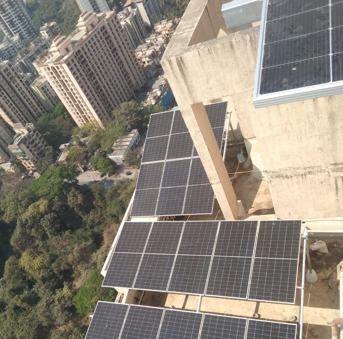Spacefire Corp rooftop solar on a Dosti Imperia high-rise, Manpada, Thane
